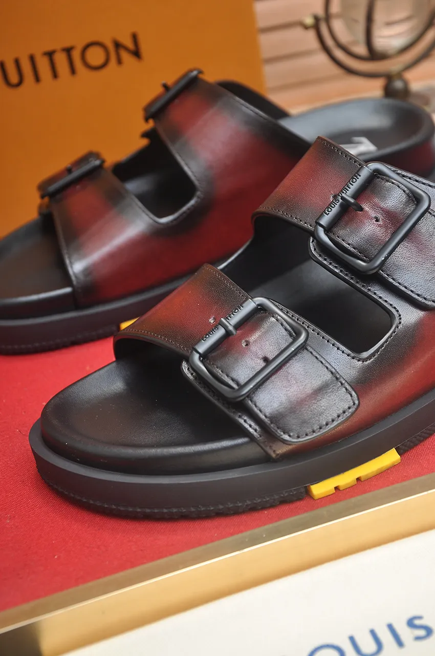 Men's shoes 💰400💶 [Louis Vuitton LV slippers] (high-end cowhide) counter 1:1 fashion style, a must-have for summer! The designer used LV’s iconic outsole. The original simple slippers instantly become fashionable! The upper is made of flexible special cowhide leather straps alternately, and the workmanship is exquisite! A must-have for stylish men in summer, size 38-45 (45 customized)